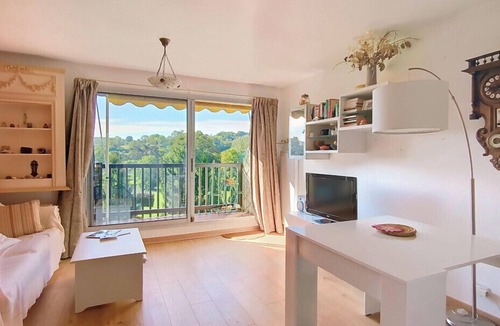 Clair Valon Apartment | South-facing golf view apartment with balcony