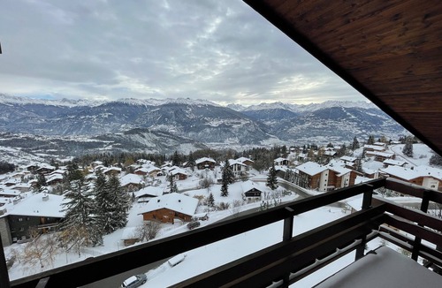 Anzere Apartment | South-facing mountain studio with fireplace, fully-equipped kitchen and breathtaking views.