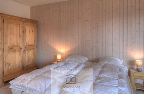 Monteiller Apartment | South facing studio with balcony, 1 double bed, 1 bathroom/WC, sofas, chimney and TV. The closed kit