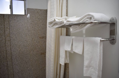 Pleasant Hills Hotel | South Hills Motel