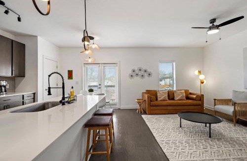 South Lamar Apartment | South Lamar Condo - Sauna - Cold Plunge - Pickleball