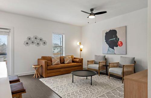 South Lamar Apartment | South Lamar Condo - Sauna - Cold Plunge - Pickleball