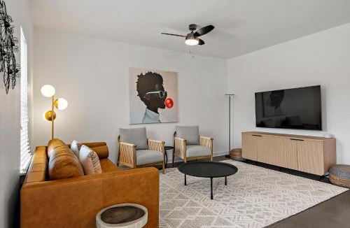 South Lamar Apartment | South Lamar Condo - Sauna - Cold Plunge - Pickleball