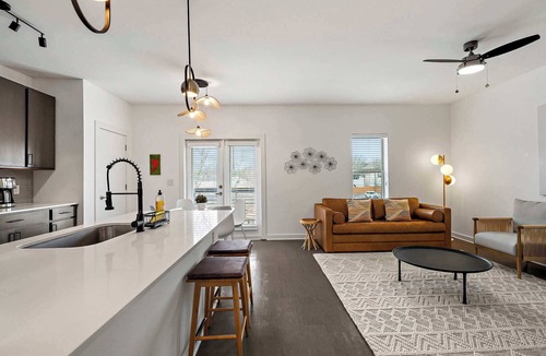 South Lamar Condo | South Lamar Condo | Sauna |Cold Plunge| Pickleball