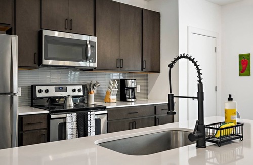 South Lamar Condo | South Lamar Condo | Sauna |Cold Plunge| Pickleball