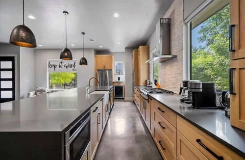 South Lamar House | South Lamar Wellness Haven/Sauna/Hot Tub/BBQ