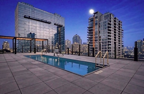 The Loop Apartment | South Loop Rooftop With In and Out Parking 2
