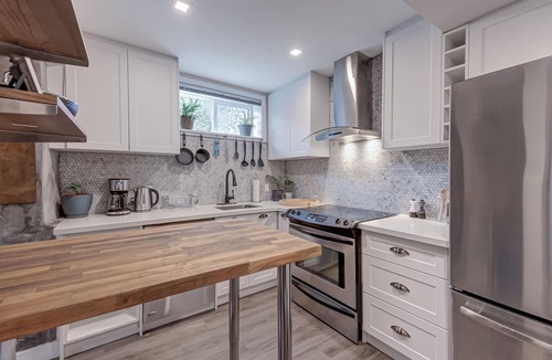 Parkdale Apartment | South Parkdale/Liberty Village Suite with Parking