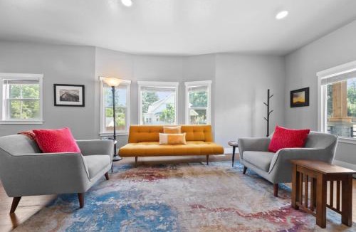 South Perry District House | South Perry Dist Fenced Yard & Hot tub