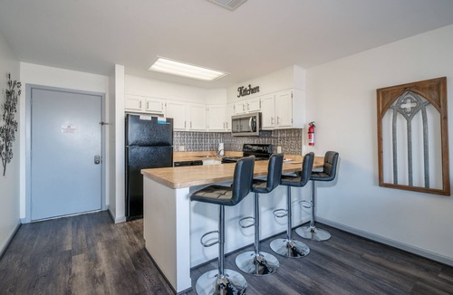 Lake Hamilton Condo | South Shore 1 bdrm! Gameroom, Mini-Golf, Pickleball, Game room, Tennis & More!