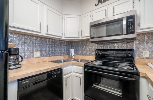 Lake Hamilton Condo | South Shore 1 bdrm! Gameroom, Mini-Golf, Pickleball, Game room, Tennis & More!