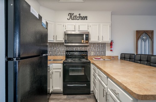 Lake Hamilton Condo | South Shore 1 bdrm! Gameroom, Mini-Golf, Pickleball, Game room, Tennis & More!