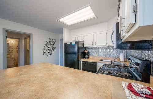 Lake Hamilton Condo | South Shore 1 bdrm! Gameroom, Mini-Golf, Pickleball, Game room, Tennis & More!