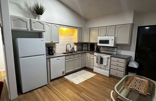 Wichita House | South Side Resort - Very Close Derby Turnpike Dtn