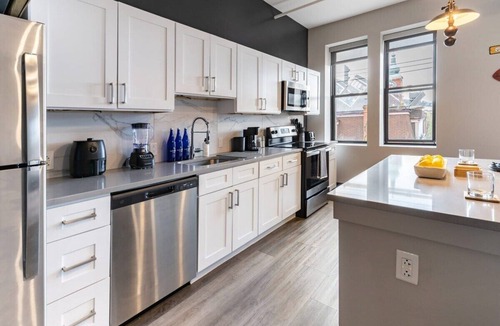 South Side Flats Apartment | South Side Retreat | Elevator + WiFi | Sleeps 4