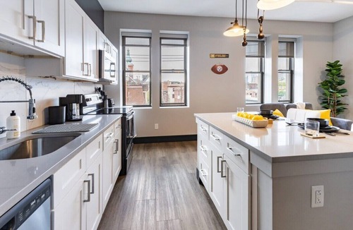 South Side Flats Apartment | South Side Retreat | Elevator + WiFi | Sleeps 4
