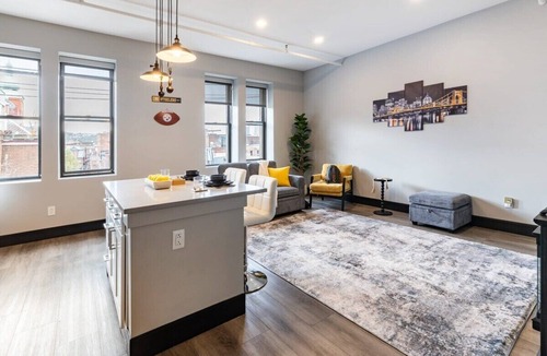 South Side Flats Apartment | South Side Retreat | Elevator + WiFi | Sleeps 4