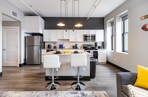 South Side Flats Apartment | South Side Retreat | Elevator + WiFi | Sleeps 4
