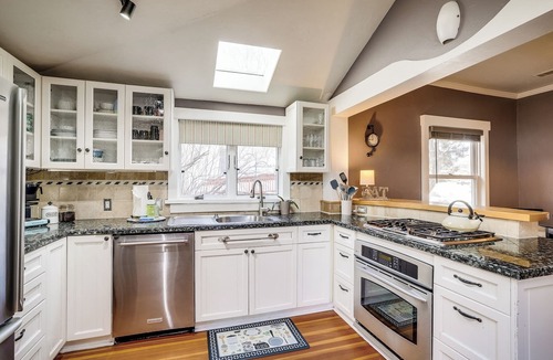 Golden House | South Table Trail Retreat – 2BR/3 Beds with Yard + Views