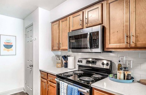 Sun Bay South Apartment | South Tampa Gem | King Bed | Pool + BBQ Access