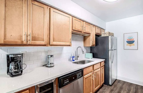 Sun Bay South Apartment | South Tampa Gem | King Bed | Pool + BBQ Access