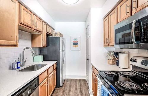 Sun Bay South Apartment | South Tampa Gem | King Bed | Pool + BBQ Access