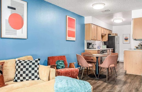 Sun Bay South Apartment | South Tampa Gem | King Bed | Pool + BBQ Access