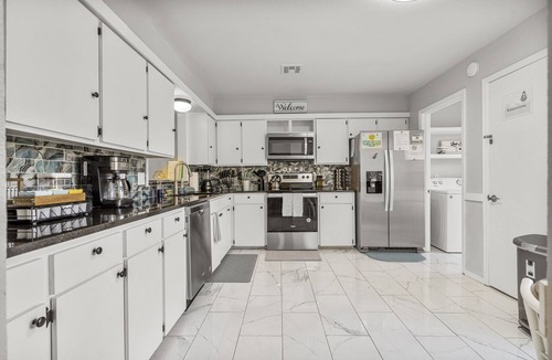 South Tulsa House | South Tulsa Luxury | 2000ft² 75"TV King BBQ Yard