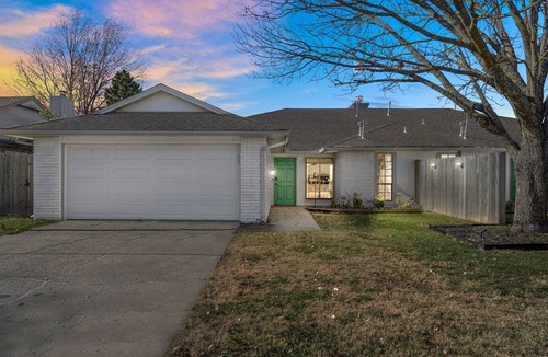South Tulsa House | South Tulsa Luxury | 2000ft² 75"TV King BBQ Yard