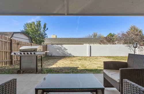 South Tulsa House | South Tulsa Luxury | 2000sf King 75"TV BBQ Yard