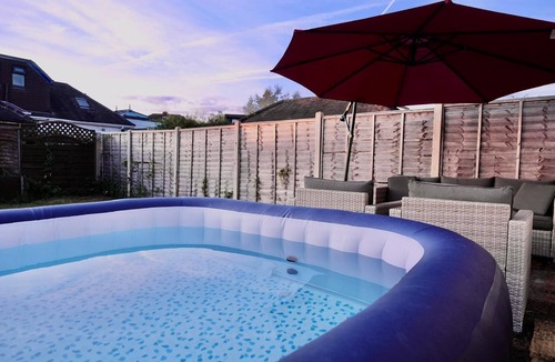 Shirley Apartment | Southampton retreat-Hot Tub-Pool-Parking