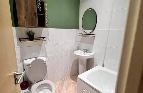 Shirley Apartment | Southampton retreat-Hot Tub-Pool-Parking