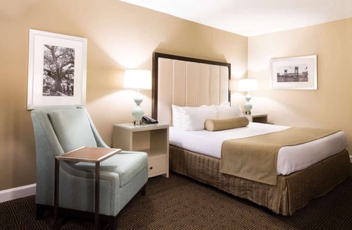 Downtown Jacksonville Hotel | Southbank St. Johns River Stay + Dining & Pool
