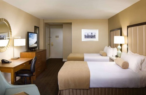 Downtown Jacksonville Hotel | Southbank St. Johns River Views + Dining & Pool