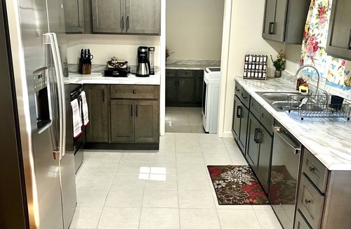 Laurel House | Southern Charm 2 - July -August Summer Sale! 7 Mins to Downtown!