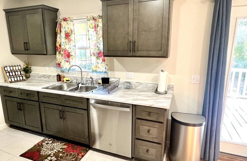 Laurel House | Southern Charm 2 - July -August Summer Sale! 7 Mins to Downtown!