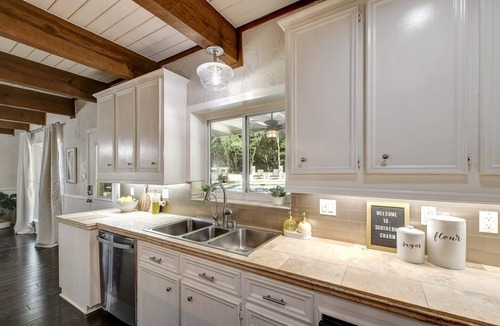 San Marcos House | Southern Charm - HUGE Hill Country Home on 4 Acres w/Pool, Hot Tub & Fire Pit