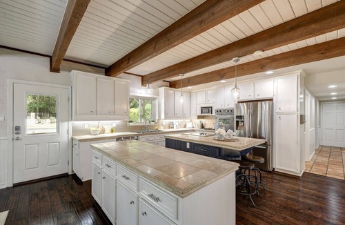 San Marcos House | Southern Charm - HUGE Hill Country Home on 4 Acres w/Pool, Hot Tub & Fire Pit