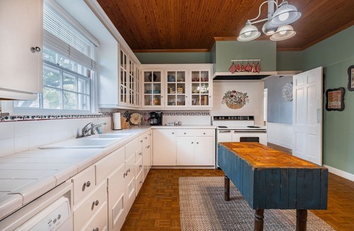 Lockhart House | Southern Charm, ideally located in Central Texas