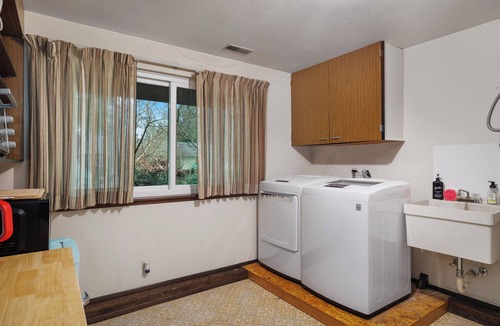 Shelton Apartment | Southern Charm in PNW w/hot tub!