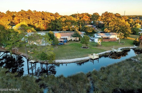 Peletier House | Southern Charm on the Waterfront! Nestled right off the White Oak River!