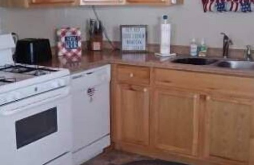 Chesapeake House | Southern Charm Warm and WelcomenEntire home hosted by Annetten4 guests