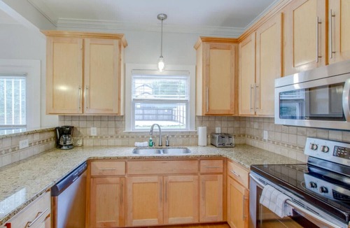 Hope Gardens House | Southern City Comfort - Huge Private Backyard