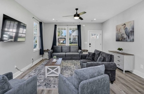 Earlewood Apartment | Southern Comfort `B` | Near USC Downtown