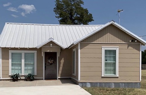 Chilton House | Southern Comforts - Beautiful Country view. 20 minutes from Baylor/Magnolia