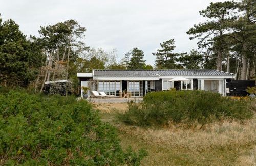 Lumsas House | Southern Feel In Refurbished Home By Shore