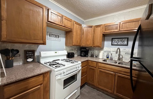 Elmwood Area House | Southern Gardens - Tranquil South Abilene Home