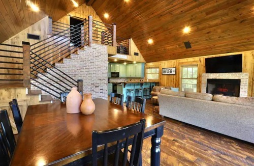 Glenwood House | Southern Grace on the Caddo - HOT TUB! - on the RIVER!