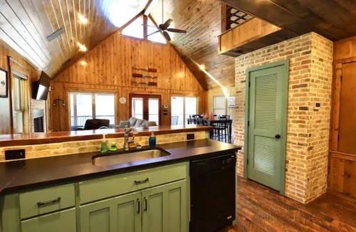 Glenwood House | Southern Grace on the Caddo - HOT TUB! - on the RIVER!