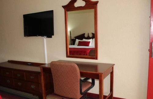 Perry House | Southern Hospitality! Comfy Unit, Parking